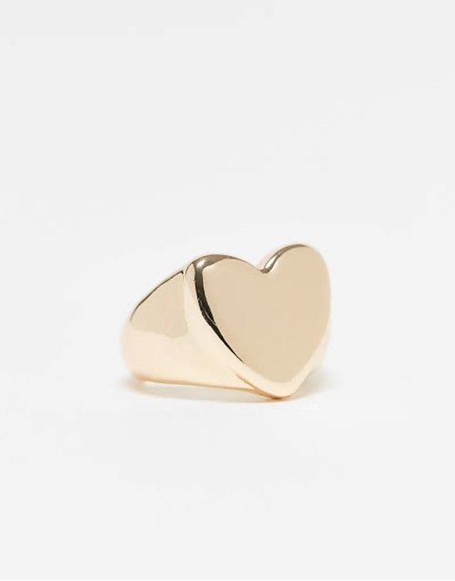 Curve ring with puff heart detail in gold tone