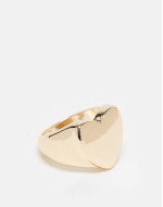 Curve ring with puff heart detail in gold tone