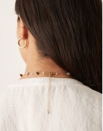 short necklace with mixed sized semi precious chippings in gold tone