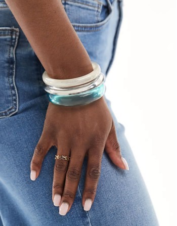 pack of 3 bangles in clear resin detail
