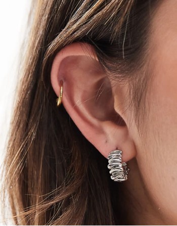 huggie hoop earrings in wiggle design in silver tone
