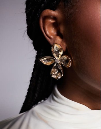 floraluxe floral stud earrings in gold